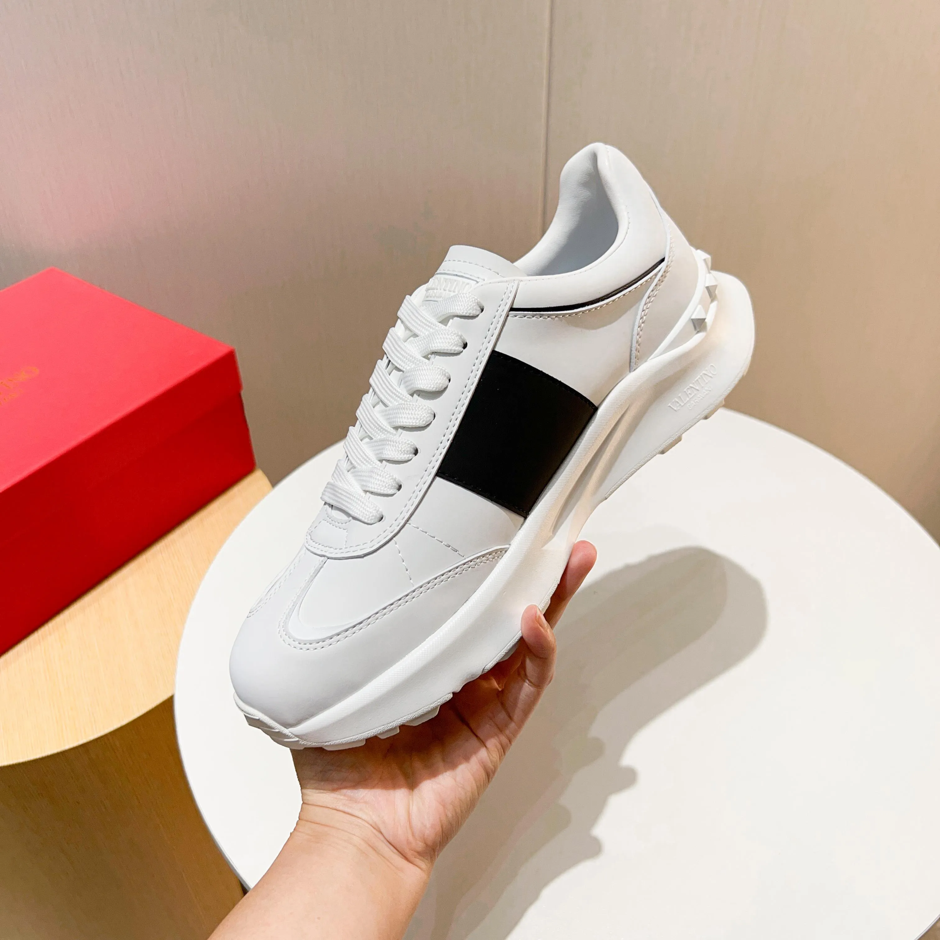 Ex-factory price: 520💰𝙑𝙖𝙡𝙚𝙣𝙩𝙞𝙣𝙤/Valentino𝙑𝙏 The latest official website main model in early autumn Classic continuation💯Making goods all year round🎁Wannian classic series sports and casual shoes💥, a must-have trendy item all year round🏆Many stars and Internet celebrities have performed it🔥 The original version is developed one to one, perfect last shape, VT iconic logo, logo printing on tongue and upper, original full set of packaging, full oil edge on the upper, T men's men's shoes💰u ultra-light combination outsole Comfortable on the feet, not squeezing the feet, fabric/first layer of cowhide. Lining/cow lining💕 Standard size: 38-44 (45 can be ordered)